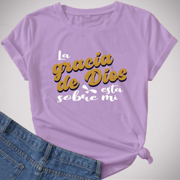 Camiseta La Gracia De Dios Está Sobre Mi