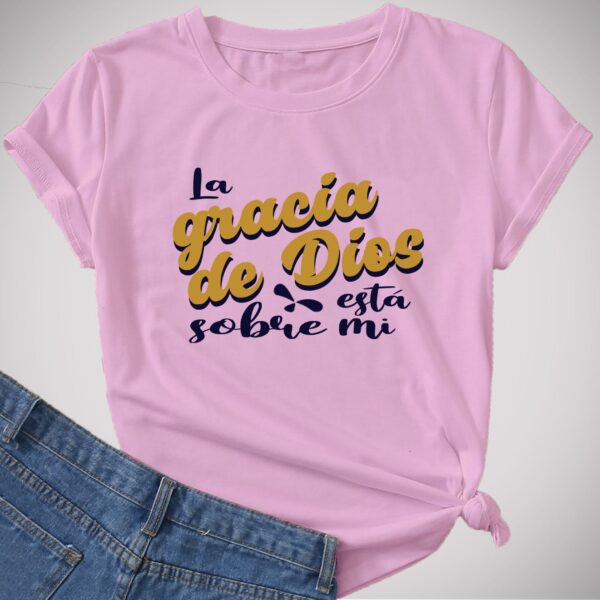 Camiseta La Gracia De Dios Está Sobre Mi - Imagen 3